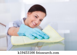 עוזרת בית, לנקות, שולחן של כוס