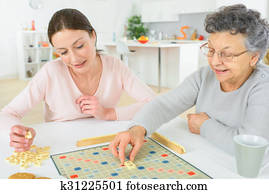 ältere frau, spielender, a, brettspiel