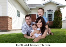 familia feliz, de, cuatro, mentira abajo en hierba