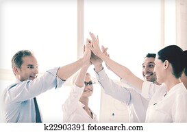 feliz, equipo negocio, dar, cinco, en, oficina