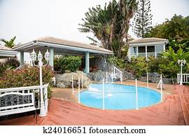 Patio:, weißer ziegelstein, eigenheim, gitter, entlang, wand, behälter