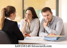 oficinista, asistir, a, un, sospechoso, pareja