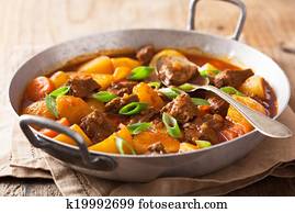 תבשיל של בקר, עם, תפוח אדמה, ו, גזר