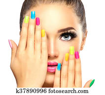 יופי, ילדה, צפה, עם, צבעוני, מסמר, polish., גזור, ו, איפור