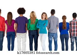 sie, gleichfalls, a, echte, leader., jung, multi-ethnisch, leute, stehen, reihe, und, back, kamera, während, schön, junge frau, beibehaltung, verschränkte arme, und, lächeln, kamera