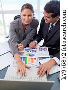 retrato, de, um, equipe negócio, estudar, estatísticas, com, um, laptop