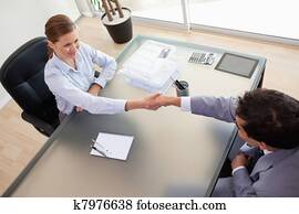 מעל, הבט, של, יועץ, לזעזע ידיים, עם, שלה, לקוח