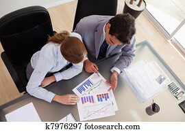 מעל, הבט, של, יועץ, לנתח, נתונים, עם, שלה, לקוח