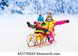 crianças, jogo, em, snow., inverno, passeio sleigh, para, crianças