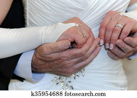 manos, de, anciano, novia y novio, juntos.