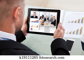 ビジネスマン, 上に, a, ビデオ, ∥あるいは∥, 会議呼出, 上に, 彼の, タブレット