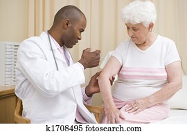 doktor, geben, nadel, to, frau, in, prüfungszimmer