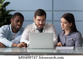 verschieden, geschäftsmann, und, geschäftsfrau, sprechen, in, verhandlungen, anschauen, screen.