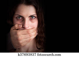 mujer, silenciado, por, agresivo, marido