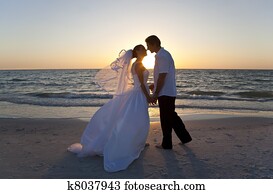 noiva & noivo, par casado, beijando, praia ocaso, casório