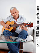 hombre tocar guitarra