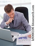 hombre de negocios, el mirar, investigaciónde mercado, resultados