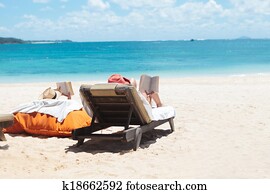 夫妇, 在中, 人们, 阅读, 当时, sunbathing, 在海滩上