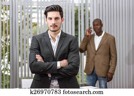 heiter, jung, geschäftsmann, in, formalwear, beibehaltung, verschränkte arme