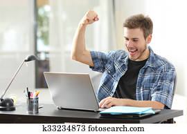 eufórico, ganador, hombre, utilizar, un, computador portatil, en casa