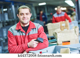 trabalhador, com, barcode, scanner, em, armazém