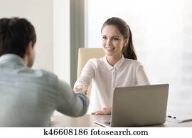 amistoso, joven, mujer de negocios, sacudarir las manos, con, cliente, socio