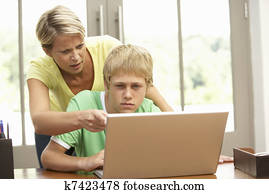 zangado, mãe, e, adolescente, filho, usando computador portátil, casa