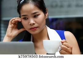 bello, vietnam, studente femmina, usando computer portatile, pc, esterno