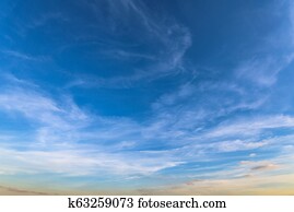 غيوم سمحاقية ركامية السحب ب شمس توهج إلى داخل السماء الزرقاء معرض الفوتوغراف K5814386 Fotosearch