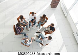 kreativ, team, sitzen, klasse, für, mannschaft- gebäude