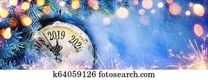 ano novo, 2019, -, celebração, com, disco, relógio, ligado, neve, e, luzes