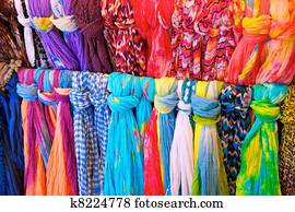 brightly colored, scarves, prostredníctvom, zvýšiť dane