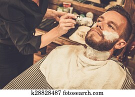 cliente, durante, barba, raspar, em, loja barbeiro