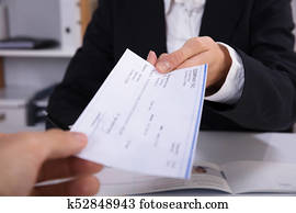 mulher negócio, entregando, cheque, para, dela, colega