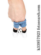 voetbalspeler, met, bal, tussen, zijn, benen