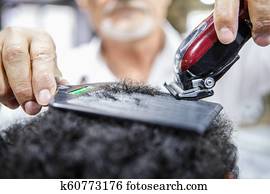 jung, schwarzer mann, rasieren, in, friseursalon jung, schwarzer mann, rasieren, in, friseursalon