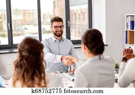 reclutadores, teniendo, entrevista de trabajo, con, macho, empleado