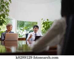 hombre de negocios, y, conversación de mujer, en, habitación de reunión