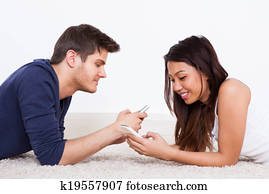 pareja, utilizar, cellphones, en, alfombra