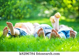 crianças, pés, em, grama verde