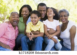 familienkreis, sitzen, draußen, lächeln