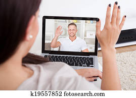 junge frau, laptop benutzend, für, videochatting