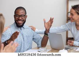 vriendelijk, kaukasisch, team, werknemers, kraan, afrikaan, collega, op, schouder