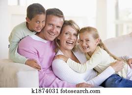 familia, sentado, en, sala, sonriente