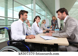 mann, in, rollstuhl, arbeitende, in, ein, büro