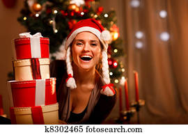 דמות, של, לצחוק, אישה, ליד, עץ של חג ההמולד, להסתכל, מ, לגוז, של, מתנה, קופסות