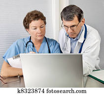 doktor krankenschwester, überprüfen, auf, laptop-computer, in, büro