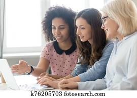 weiblich, angestellte, arbeitend zusammen, erklären, ideen, auf, laptop