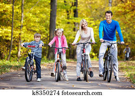 가족, 와, 아이들, 통하고 있는, bicycles