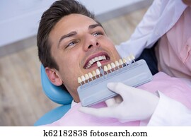 רופא שניים, להחזיק, ציוד, בזמן, לבחון, איש, ב, מרפאה רפואית